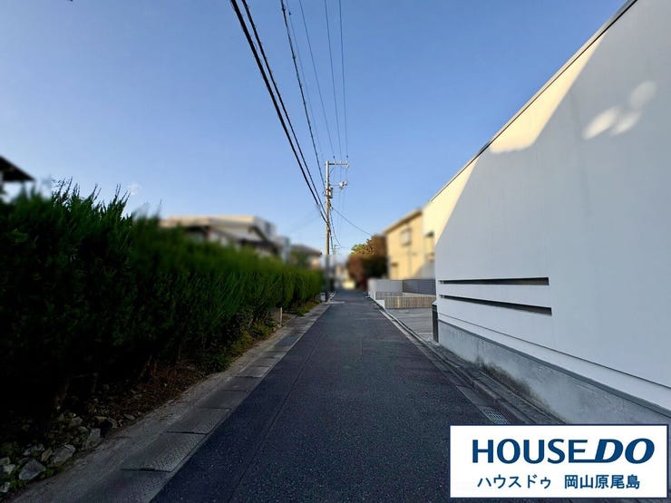 西側前面道路は約3.8mの幅員です。