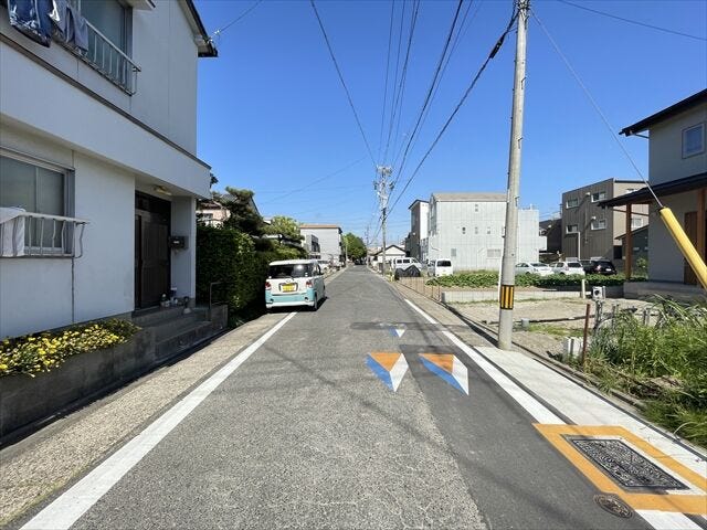幅員約6.5mの前面道路です。道路幅が広いので、向かいの住宅とも距離があるため日当たりも確保しやすいです。