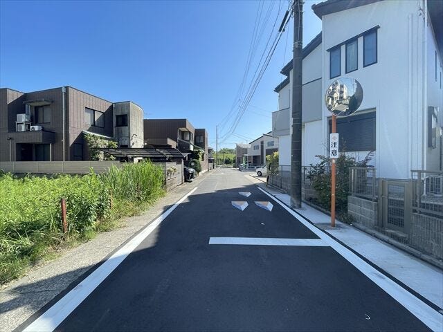 幅員約6.5mの前面道路です。道路幅にゆとりがあるので、車種を選びません。大きめの車を乗りたい方にもオススメです。