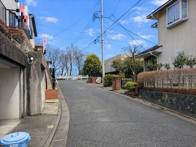 【南東側 前面道路】幅員約6mの前面道路です。道路幅にゆとりがあるので、車種を選びません。大きめの車を乗りたい方にもオススメです。