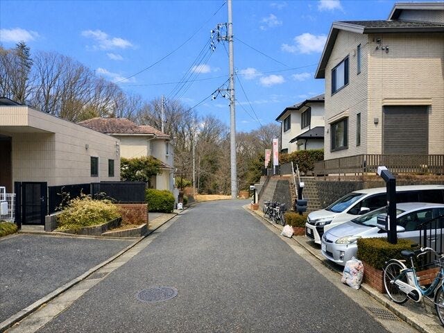 【南東側 前面道路】幅員約6mの前面道路です。車がすれ違うのに十分な道幅です。車が2台と通行人も通れる幅となっています。