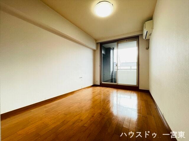 ≪7帖≫
南側の居室になっています。一番広い居室ですので主寝室に最適です。窓があるので換気も良好です。