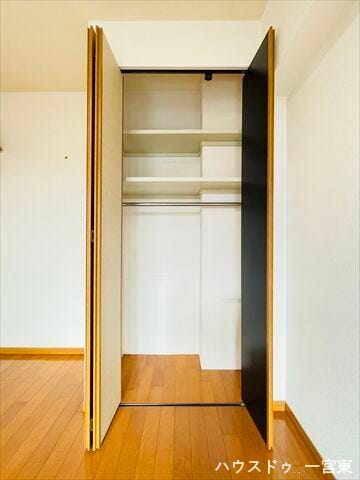 ≪7帖洋室≫
お絵かきや工作、自由研究の作品など、お子様の成長の記録をたっぷりとしまっておける大容量の収納スペースが魅力です♪