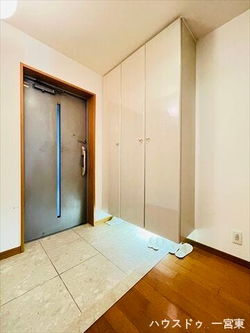 玄関がいつもすっきり片付く大容量シューズボックスを完備。家族みんなの靴や季節用品もまとめて収納でき、快適な玄関スペースを実現します。