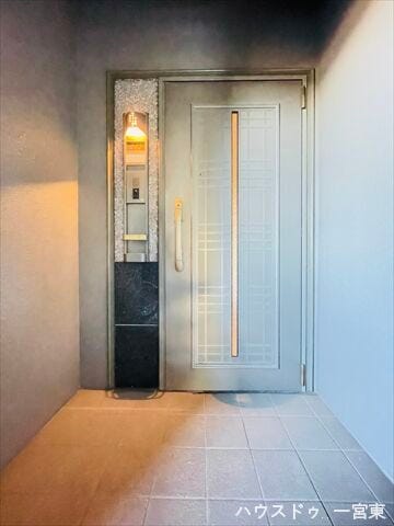 ≪外玄関≫
行きも帰りも、家族をやさしく送り出し、出迎える玄関です。毎日の暮らしをあたたかくしっかり見守ってくれます。