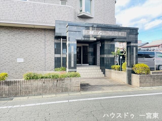 開口部が広くデザインされた重厚な背の高い扉のあるエントランス。清潔に整えられた落ち着いた空間です。