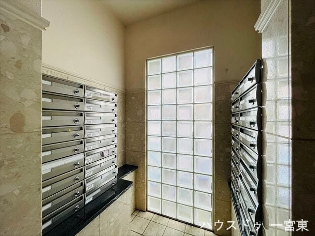 ≪ポスト≫
ポストはダイヤル式なので郵便物の受け取りが簡単・安心ですね。忙しい日常でも手軽に利用できる快適な設備です。