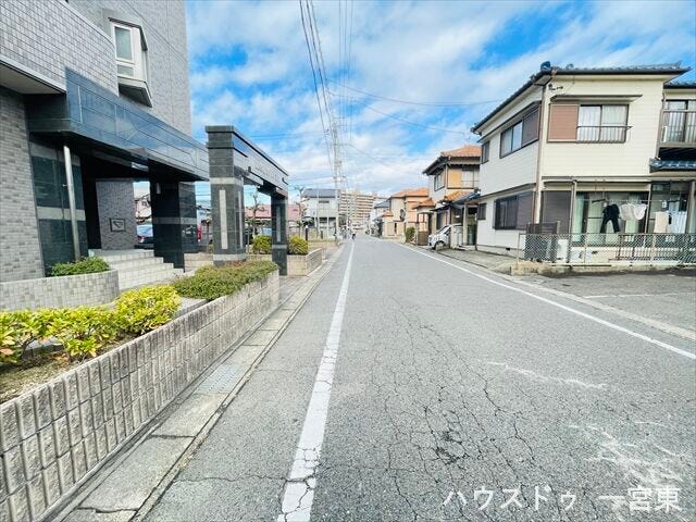 ≪東側北向き≫
全面道路は幅員にゆとりがあり、歩道も整備されているため、お子様の通学や通行も安心できる環境です。