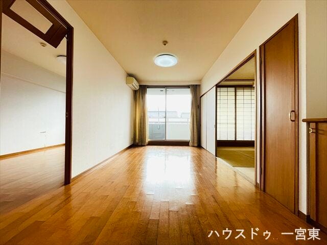 家族でくつろぐスペースは気持ちの良い空間で過ごしたいですよね。南向きの窓から陽射しが入り、採光・通風共に良好です。