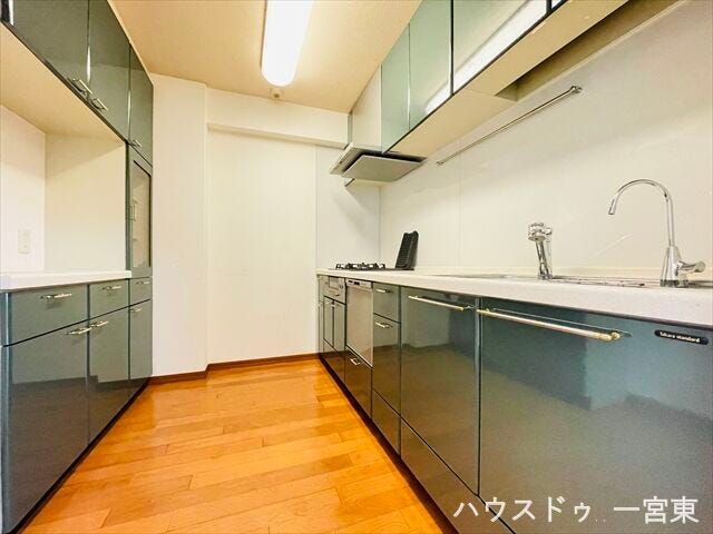 システムキッチンを採用しており、作業スペースや収納が充実。毎日の料理がスムーズにこなせ、家事効率も高まります。