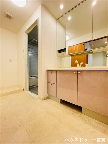 洗面台には収納もしっかりついていますので、洗剤やシャンプーなどのストックもできます。大きな鏡で朝の身支度も楽々♪