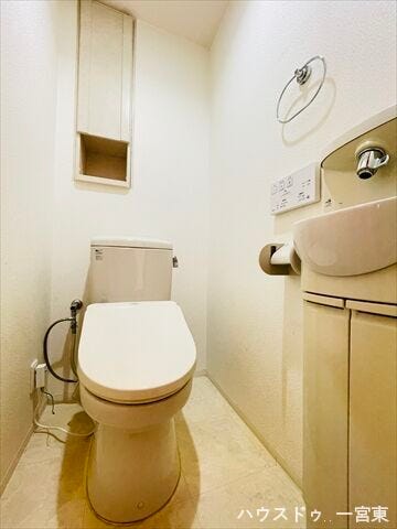 明るく、清潔感のあるトイレです。棚には雑貨を飾ったり、観葉植物を置いても良いですね。ペーパーホルダーやタオルホルダーがあるのも嬉しいポイントですね♪