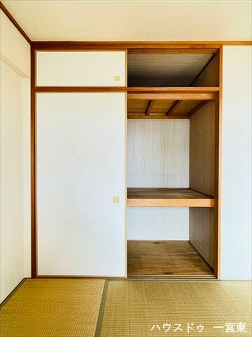 ≪6帖和室≫
押入れ収納付きでお部屋がすっきり片付きます。季節物や日用品もまとめて収納でき、生活空間を広く使えます。