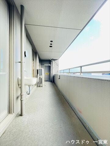 明るい日差したっぷり入り込む南向きバルコニーです♪こんな天気の良い日は気持ち良く洗濯物を干せますね!