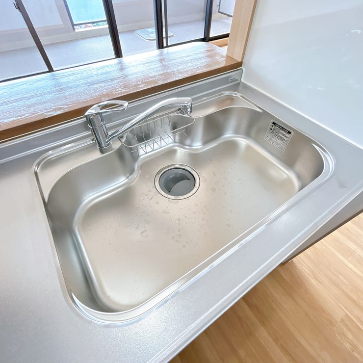 大きなシンクは使い勝手もよく、大変便利!キッチンにはカウンターもあり、温かいお料理もすぐに届けられます。