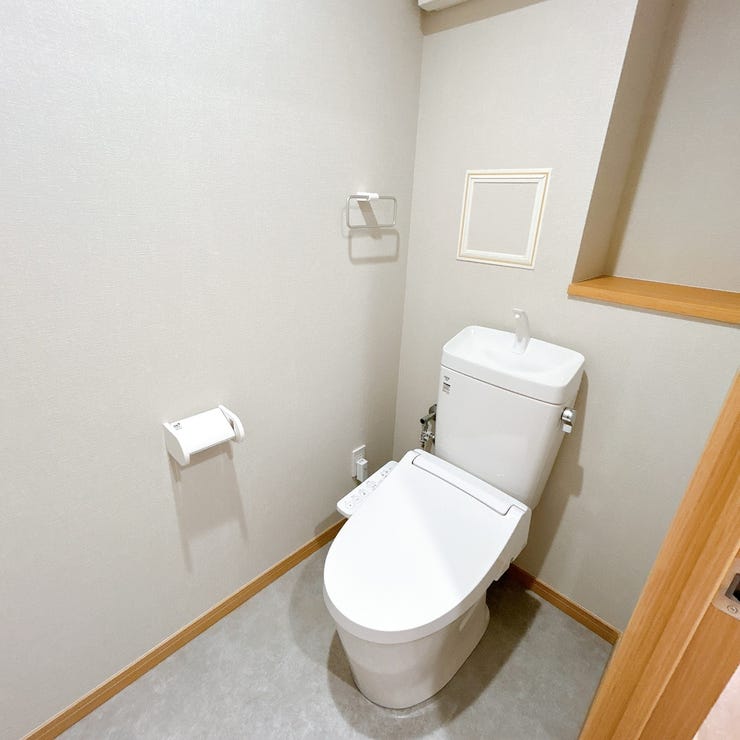 新調されたウォシュレットトイレ♪節水効果もあり、お掃除も楽々!飾り棚もあり、お好きなレイアウトも楽しめます。