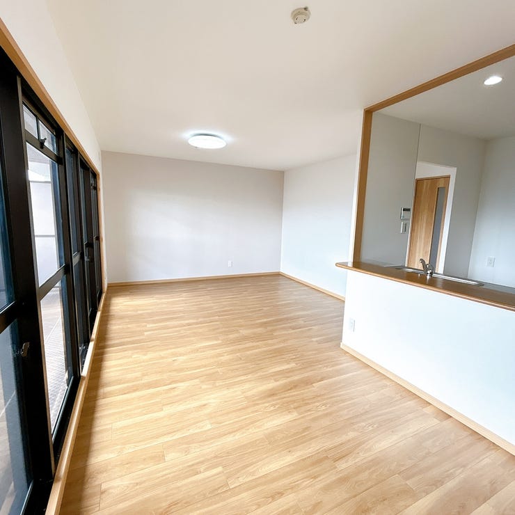 対面キッチンのあるLDK
バルコニーに繋がる大きな窓からは明るい日差しがたっぷり降り注ぐ明るい室内♪ダイニングをリビングもしっかり分けることで、メリハリのあるレイアウトつくることもできます。