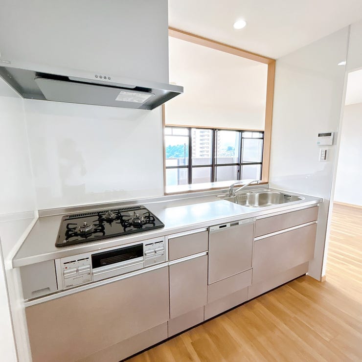 新調されたキッチンで気持ちよくお料理できます♪主婦の強い味方!食器洗い乾燥機も設備♪3口ガスコンロの為、お料理好きな方にもおすすめ。微力な火力調整が可能な為、様々なお料理を楽しめますね!