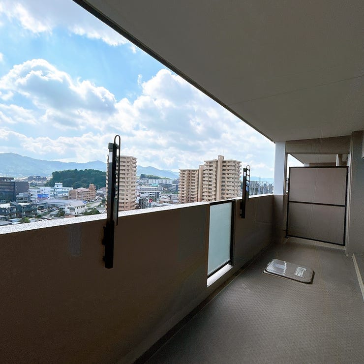 最上階のため、展望良好♪ワイドバルコニーの為、風や雨の影響も受けにくく、洗濯物も安心です。自然豊かな山も見え、四季折々の風景をリビングから楽しんで頂けます♪