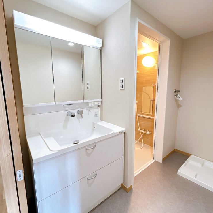 3面鏡の洗面台の為、朝の身だしなみチェックもばっちりです。収納力もあり、お掃除道具やランドリーグッズの収納も可能。