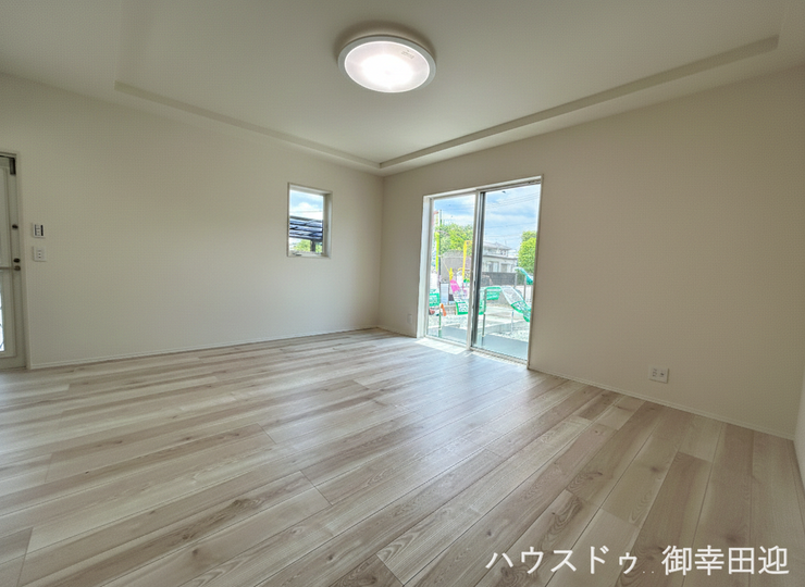 ■安らぎと笑顔の中心地■陽光が優しく降り注ぎ、会話が自然と弾む。ここでは、毎日が特別な時間へと変わります。