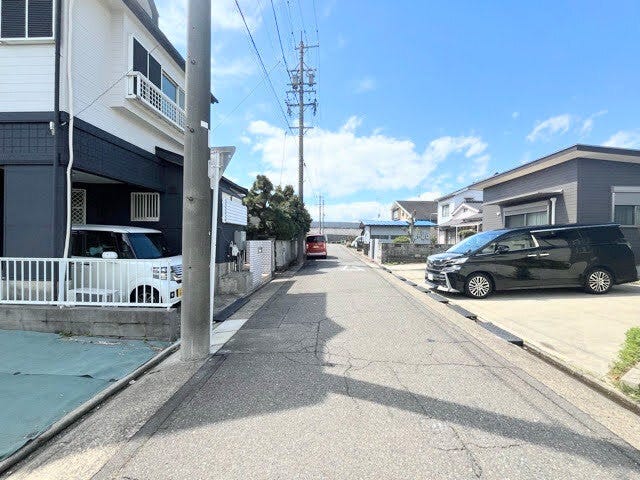 幅員約5mの前面道路です。車がすれ違える道幅です。車1台とベビーカーですれ違っても余裕のある道幅は安心ですね。