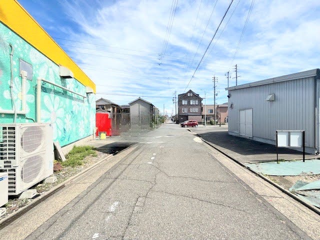 幅員約5mの前面道路です。車がすれ違うのに安心な道幅です。道幅が広すぎると交通量が増えてしまうのも心配ですので、これぐらいが理想的な道幅なのかもしれませんね。