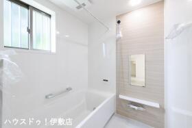 【建築プラン例…みなみの家　浴室】
1坪タイプのゆったりとした浴室。ホーローパネルや洗い場、浴槽の色をお選びいただけます。