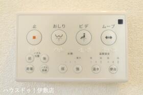 【温水洗浄便座（同仕様写真）】
寒い冬の日にもヒヤッとせずおしりを温かく包んでくれる暖房便座。今ではなくてはならない設備。