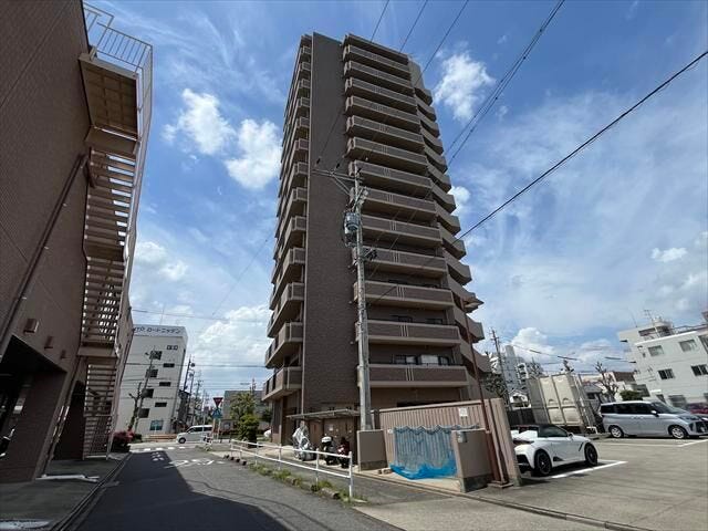 マンション西側前面道路に駐車場の出入口があります。