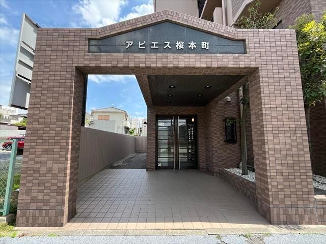 マンション北側エントランスです。