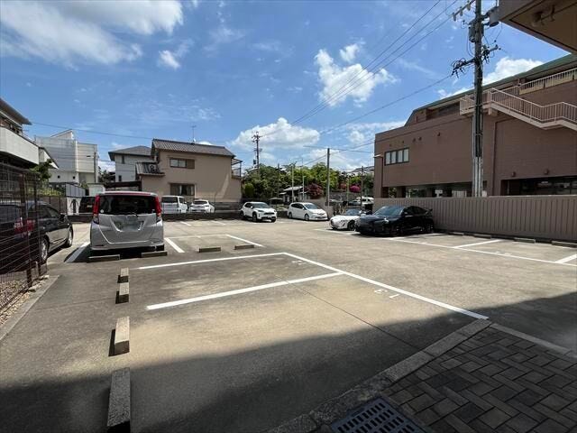 マンション南側にある平面駐車場です。