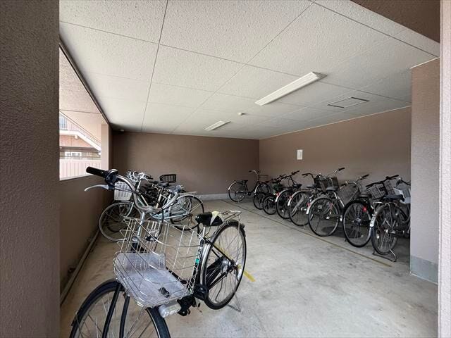 マンション下部にある駐輪場です。雨で濡れることなく自転車の保管ができます。