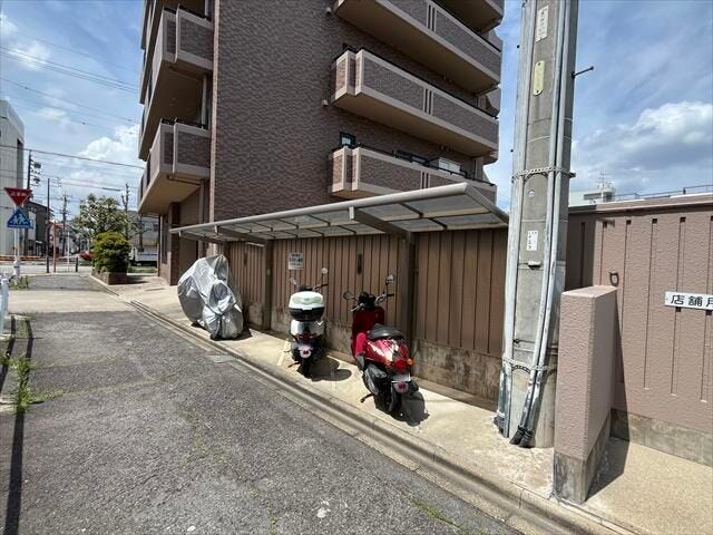 マンション西側にバイク置き場があります。