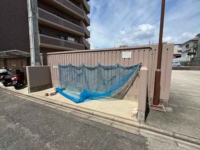 マンション南西側にゴミ置き場があります。
