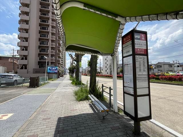 マンション北側前面道路沿いにバス停があります。
市営バス「桜本町四丁目」停 徒歩約2分。