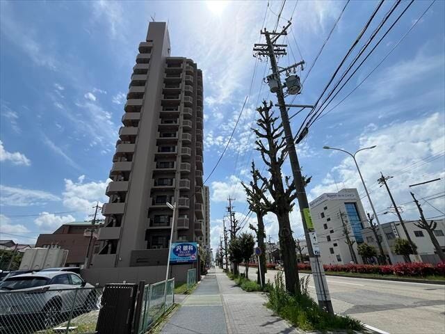 マンション北側前面道路は、名古屋市道名古屋環状線にあたります。