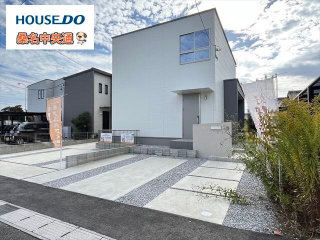 【外観】
人気の三重郡朝日町に建つ、4LDKの新築戸建てのご紹介です。吹き抜けから光が差し込むリビングや家事のしやすいランドリールームが魅力です。(2025年11月11日 撮影)