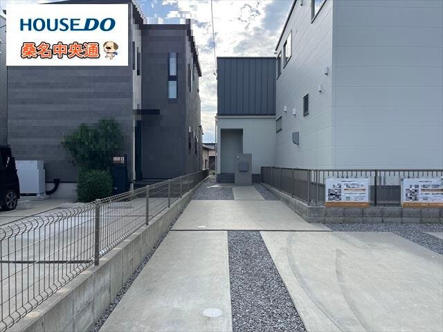 【外観】
人気の三重郡朝日町に建つ、4LDKの新築戸建てのご紹介です。道路から入った所にあるので、プライバシーが保たれます。(2025年11月11日 撮影)