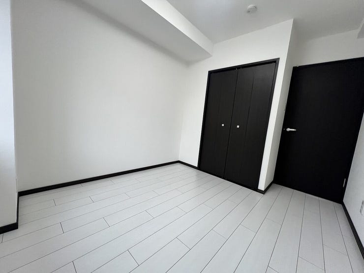 白基調で明るく清潔感のある洋室です♪収納に便利なクローゼット付きで、家具の配置もしやすいシンプルな空間です♪