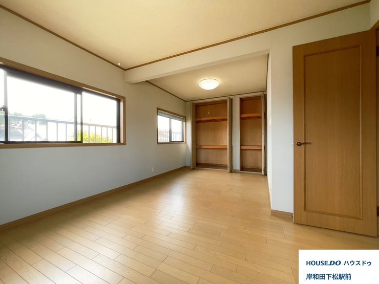 大きな窓からたっぷりと陽光が注がれる明るい空間。収納付きなので家族の成長につれて荷物が増えても安心です。