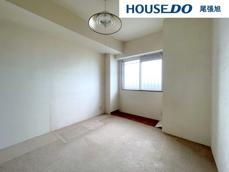 【洋室】明るい雰囲気の洋室です。広々とした明るいお部屋で、陽射しもたっぷり入ってきます。収納もご夫婦の衣類がたっぷり収納できるクローゼットがございます。ご夫婦のご主寝室にいかがでしょうか♪