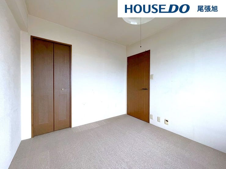 【洋室】お住まいになられる人数以上の部屋数は、お子様のお昼寝スペースや、家事スペース、来客用の個室にと、あると嬉しい空間。収納もあり、置き場所に困りがちな布団や季節ものの収納場所にも重宝します。