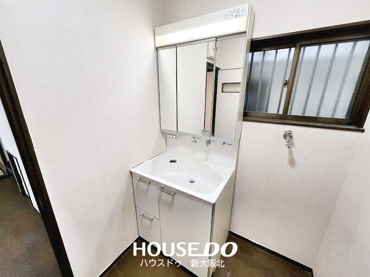 ■三面鏡の洗面台です!
■シャワー付きなので朝の寝ぐせ直しやお掃除にも役立ち便利です!
■もちろん、鏡裏にもたっぷりの収納スペースがあるので、いつもスッキリと清潔に保てますね!