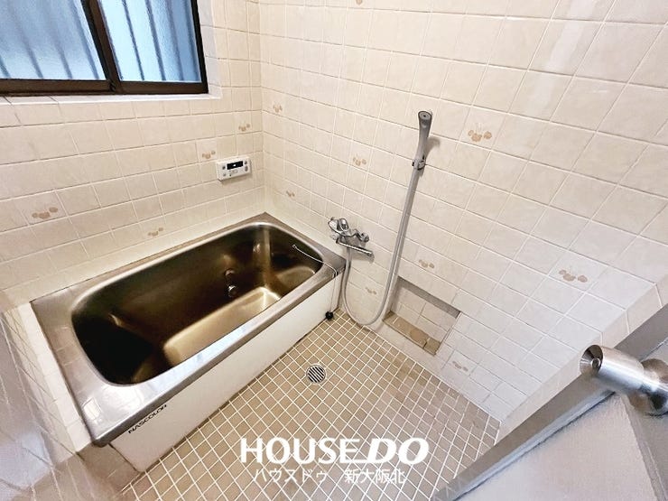 ■浴室には窓が付いてるので換気をしたり、外の空気を感じながらの入浴はリラックス効果がございます!
■毎日の疲れをゆったりと癒してくださいませ♪