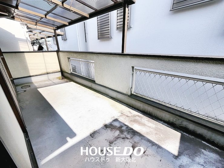 ■南向きで陽当たり良好なバルコニーです!
■屋根付きなので天気を気にせずに洗濯物を干すことができます◎
■毎日の家事のストレスを軽減できそうですね!