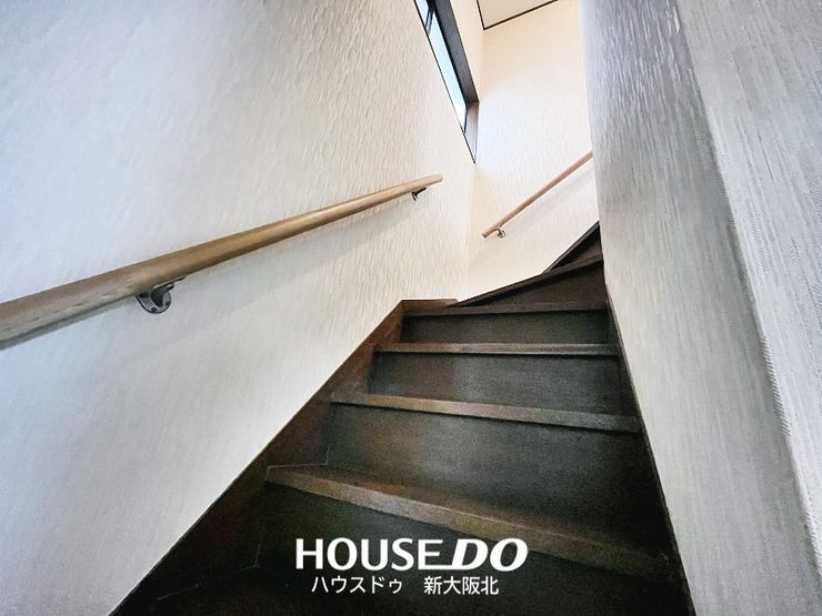 ■暗くなりがちな階段にも窓があるので、自然の光が差し込みます!
■手すりが付いているので転倒防止にもなり安全面も高まります◎