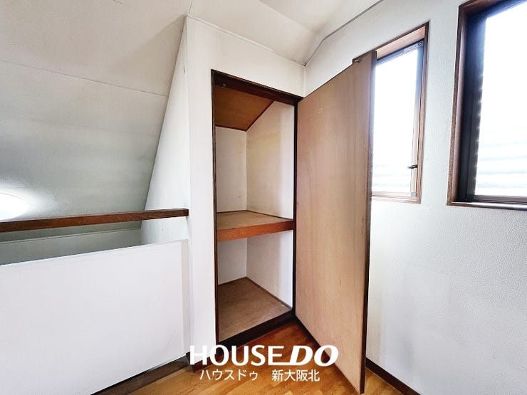 ■2階のロフトにある収納です!
■普段使わないものや季節のものの衣類などを大切に収納していただけます◎