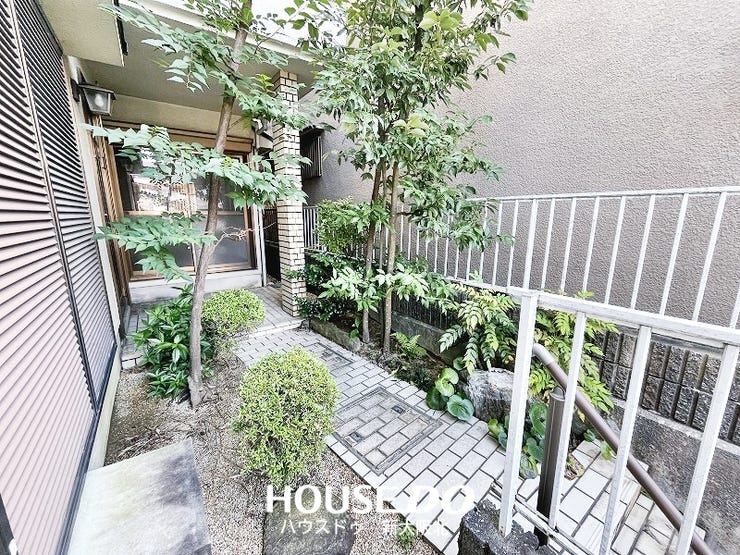 ■玄関前には植木があり緑豊かな住居です!
■植木があることで自然な雰囲気でさりげなく目隠しができます!