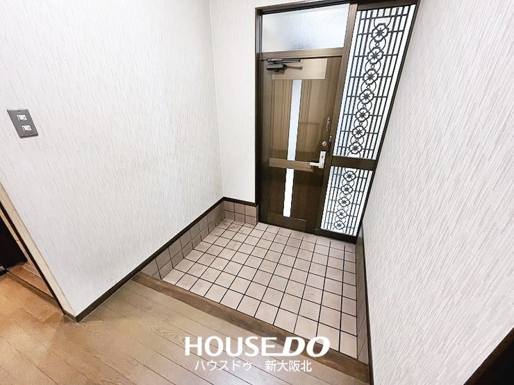 ■外からの光が入りやすい玄関です!
■日中は照明無しでも明るいので節電にもつながりますよ!
■玄関にはお好みのシューズボックスを設置していただけます◎